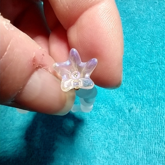 Goldtone white beaded aurora flower floral stretch bracelet - Picture 3 of 4